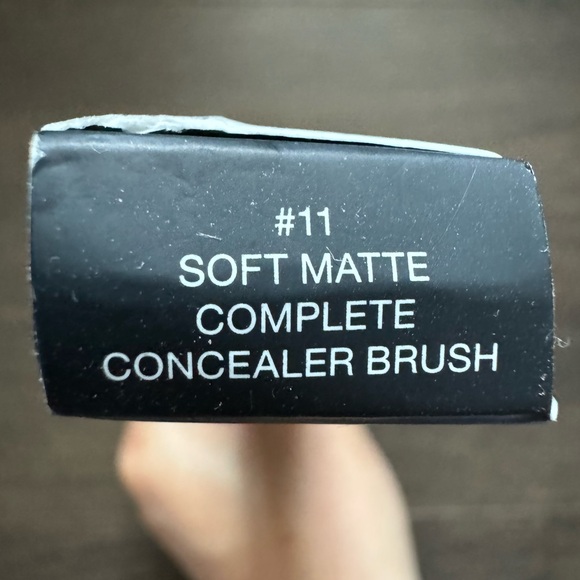 NARS #11 Soft Matte Complete Concealer Brush - Picture 2 of 3